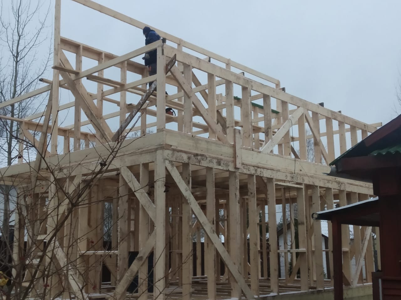 Стойки каркасного дома — почему строят из доски и с каким шагом